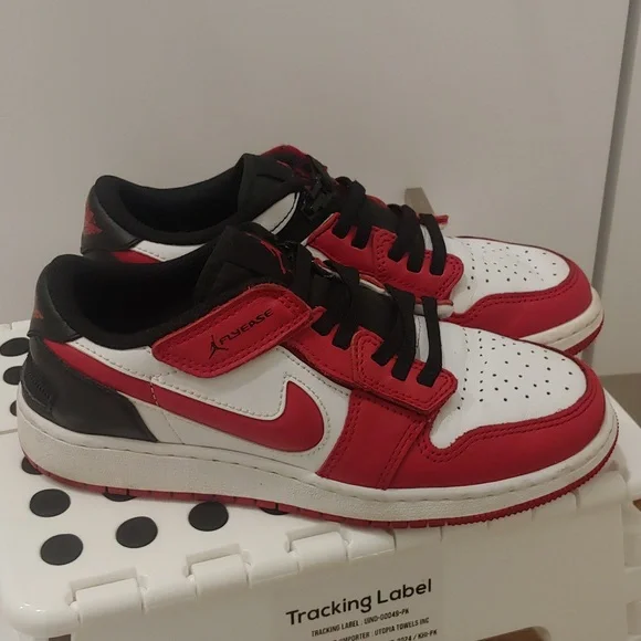 Nike Air Jordon 1 Low FlyEase - Picture 2 of 7